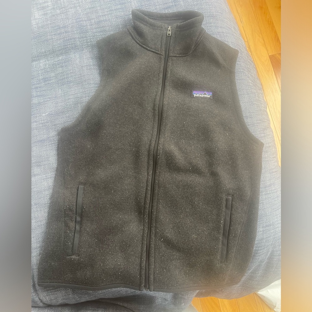 Patagonia Women’s size medium used good condition pilling. Charcoal grey vest